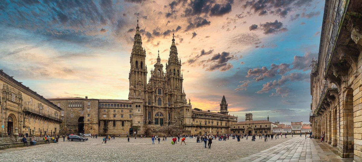 ゴシック様式建築の傑作、 #ガリシア 州の「#サンティアゴ・デ・コンポステーラ 大聖堂」✨

旧市街のオブラドイロ広場にあります☝

荘厳な美しさは、特に日の出のとき🌅

ファサードに太陽が差し込むとさらに崇高な雰囲気に🥰

👉bit.ly/3yVLUa2

#VisitSpain #SpainUrban