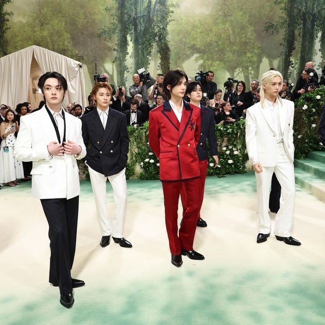 Stray Kids stun in Tommy Hilfiger at #MetGala2024! From navy suits to bold reds, their style game is on point. 

Read more on shorts91.com/category/inter…

#StrayKids #KPopFashion #MetGala #StrayKids_MetGala #TommyHilfiger