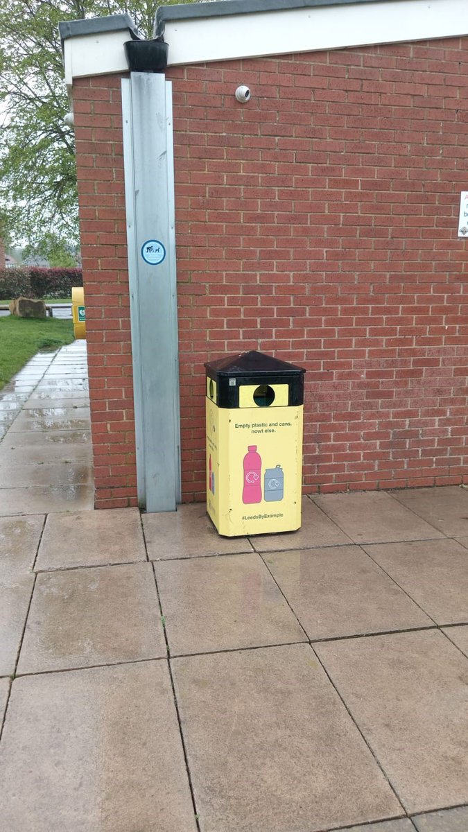 Well done to the South #CNT team working in partnership with @garforthtigers_ and helping to place out a bin on Ninelands Lane and a recycle bin near their ground to help keep the litter down in that area #lovewhereyoulive #ALAW @James_A_Rogers @LeedsCC_Help @LeedsCC_News