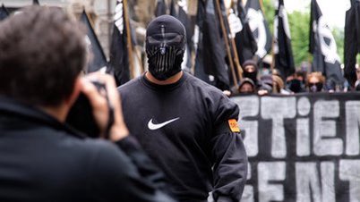 ⚠️ Ce samedi 11 mai à Paris des néo-nazis et autres milices d’extrême-droite de toute la France, voire d’Europe, comptent déambuler dans la capitale, comme les années précédentes, sous escorte policière.

C’est quoi le « C9M » (comité du 9 mai) ?

[Suite 1/7] ⬇️