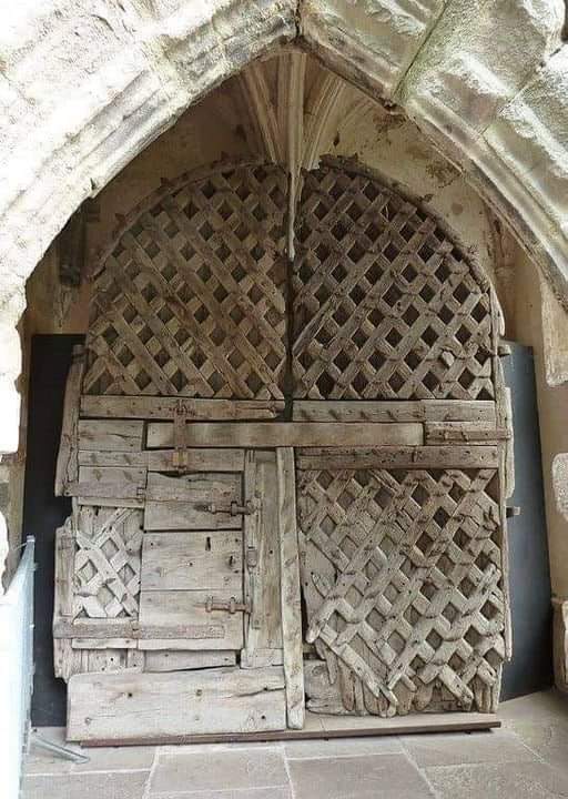 La porta in legno del castello di #Chepstow, Galles. L'esame dendrologico ha stabilito che il legno utilizzato è databile al trentennio 1159-89. È una delle più antiche e meglio conservate in Europa.