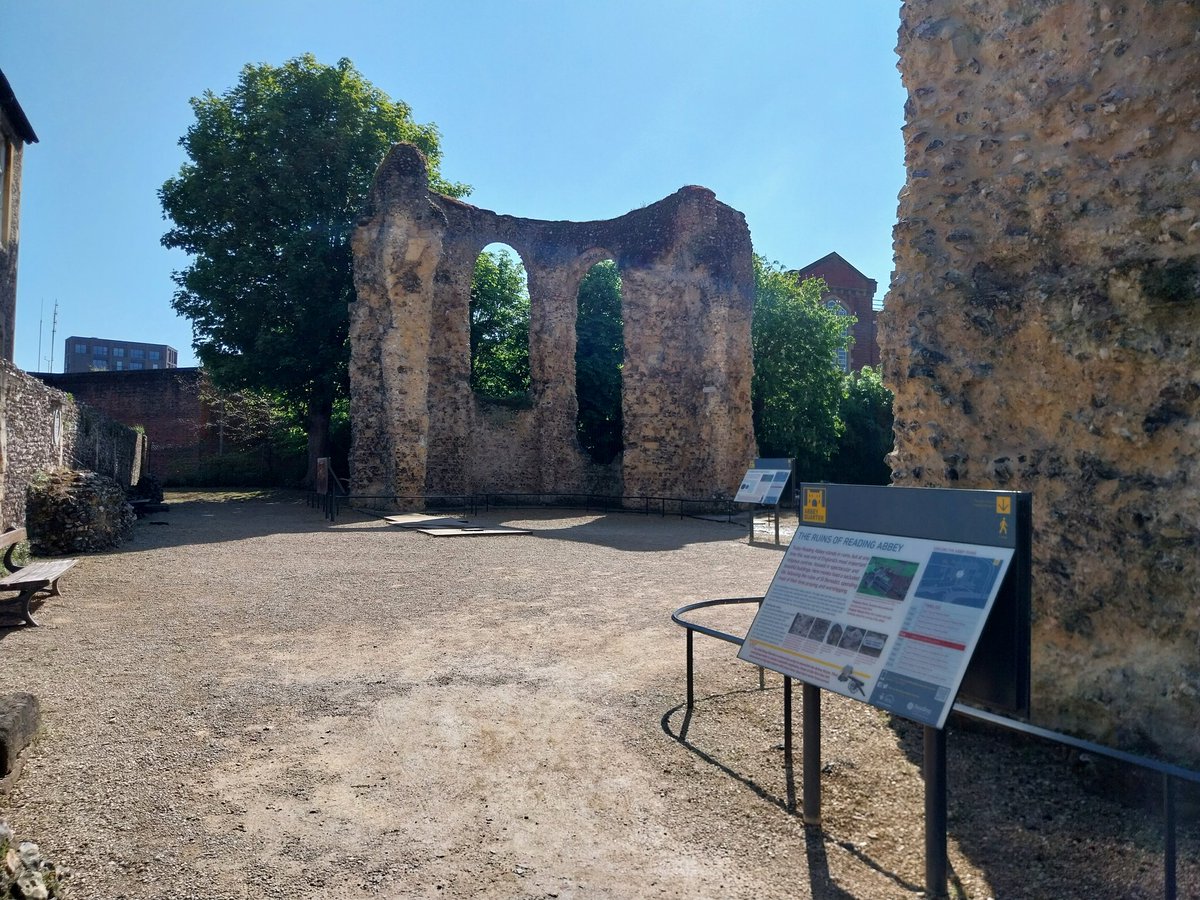 Reading Abbey is looking beautiful in spring sunshine, explore with our virtual map and visit the displays @readingmuseum readingmuseum.org.uk/abbey-quarter-…