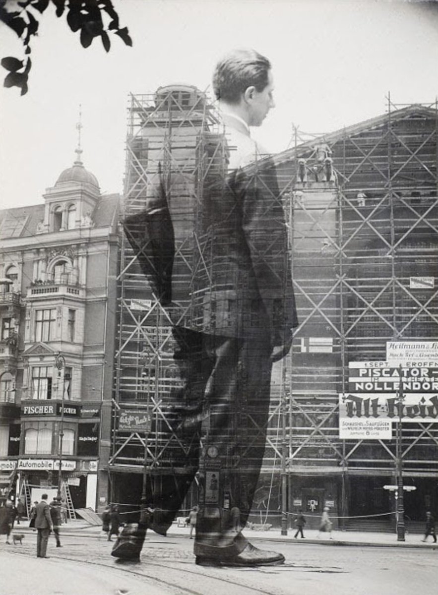 Sasha Stone: Erwin Piscator betritt das Nollendorftheater ( später: Metrpol), 1929