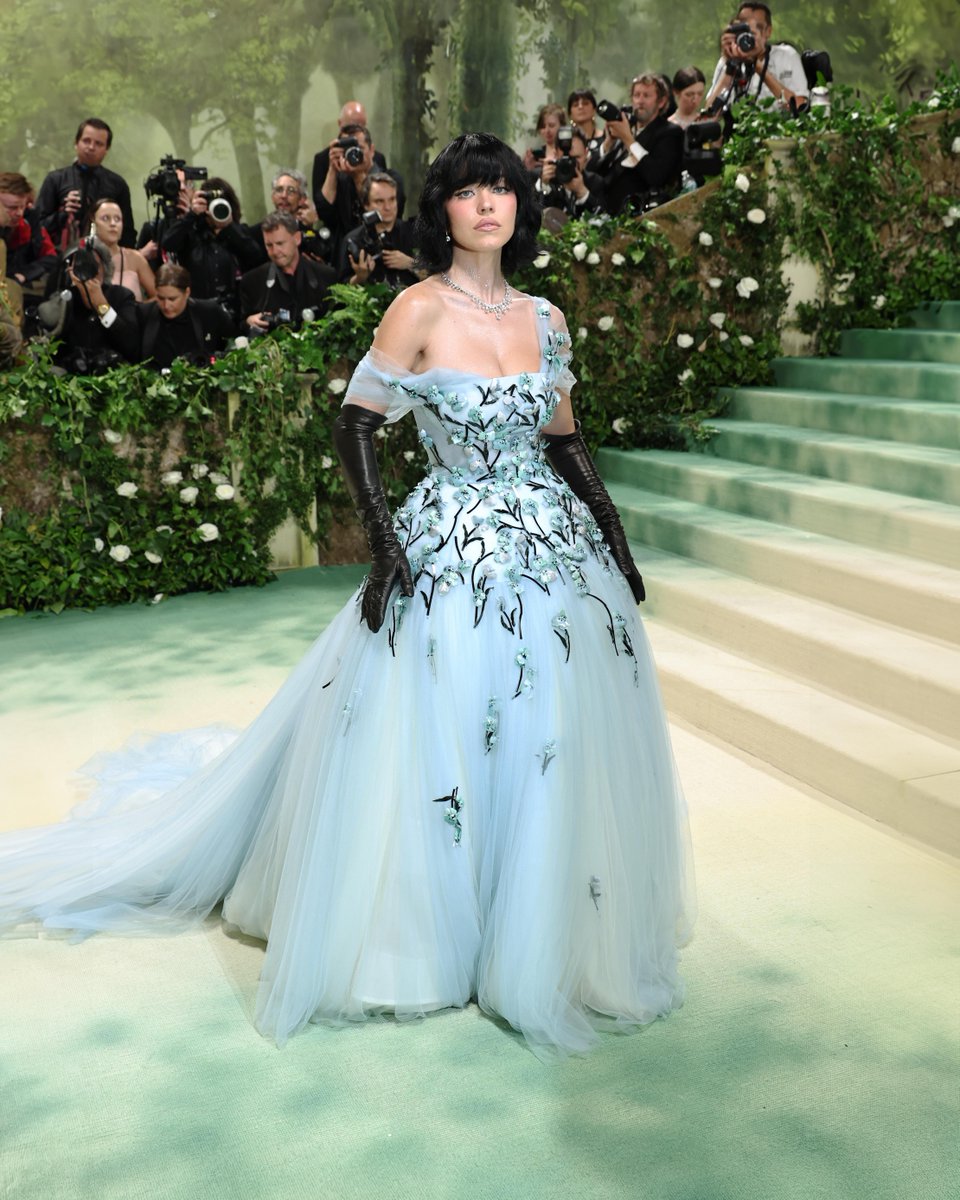 メトロポリタン美術館で開催された #MetGala にて─シドニー・スウィーニーが花柄のクリスタル刺繍をあしらった #MiuMiu のカスタムドレスをまとい、コステューム・インスティチュートの特別展『Sleeping Beauties: Reawakening Fashion』のオープニングガラに登場。

#SydneySweeney