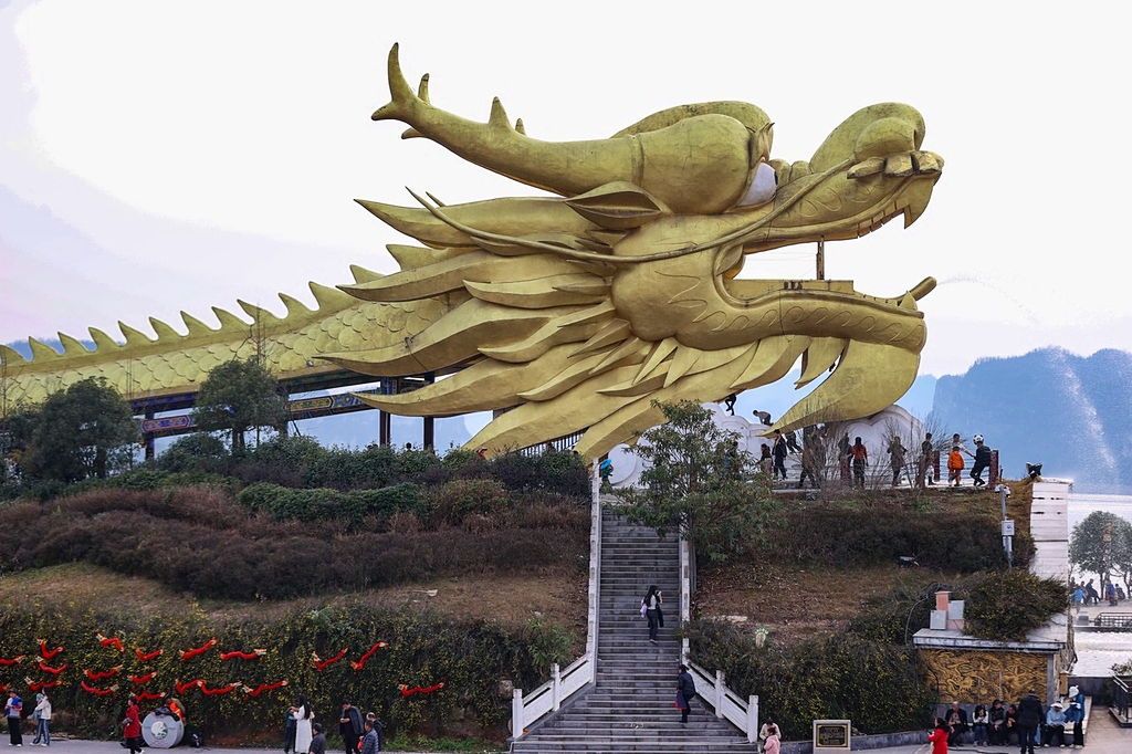 The awesome 999-metre-long dragon sightseeing walkway runs along the hillside of Feilong Lake Scenic Area in Zunyi, Guizhou, offering a fantastic view to visitors! 🐉

#Guizhou #GuizhouProvince #China #Photography #VisitChina