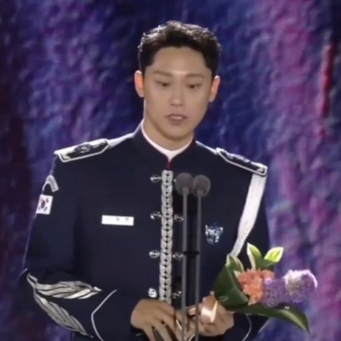 kanghyunis's tweet photo. “i think the rookie award is an award you can achieve as first and last in your life.” 

- lee dohyun

baeksang arts awards’ best new actor 2021 (drama) &amp; best new actor 2024 (film) HE MADE IT 🥹 https://t.co/Hc6EMcnqxp