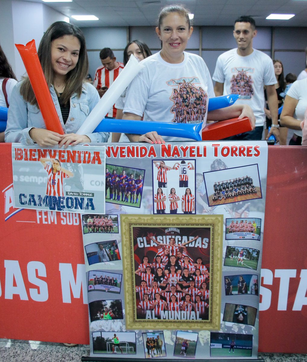 Familias enteras aguardan con emoción la llegada de las mundialistas de la #AlbirrojaFEMSub20 ⚪️🔴 en el aeropuerto Internacional Silvio Pettirossi. #VamosParaguay 🇵🇾