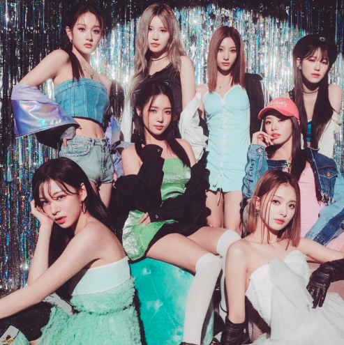 Chaeyoung talks about fromis_9 in a recent live:

- "I wanna promote, why are we the only ones to have long hiatuses.. why only fromis_9. It's upsetting".