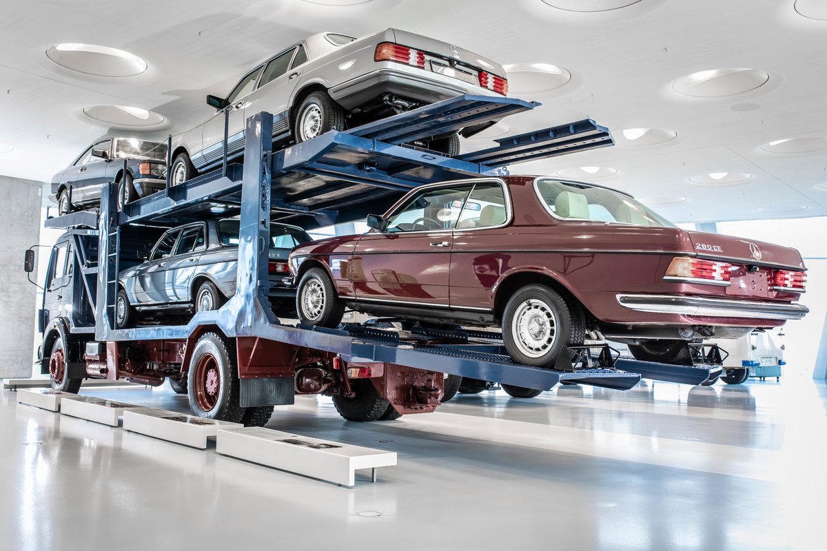 The #MercedesBenz 1624 car transporter is a giant suspended in midair in Collection Room 2 of the Mercedes-Benz Museum. It holds genuine milestones: a Mercedes-Benz 230 E and a 280 CE are the final saloon and coupé of the 123 model series from 1985. More: media.mercedes-benz.com/article/b164b7…