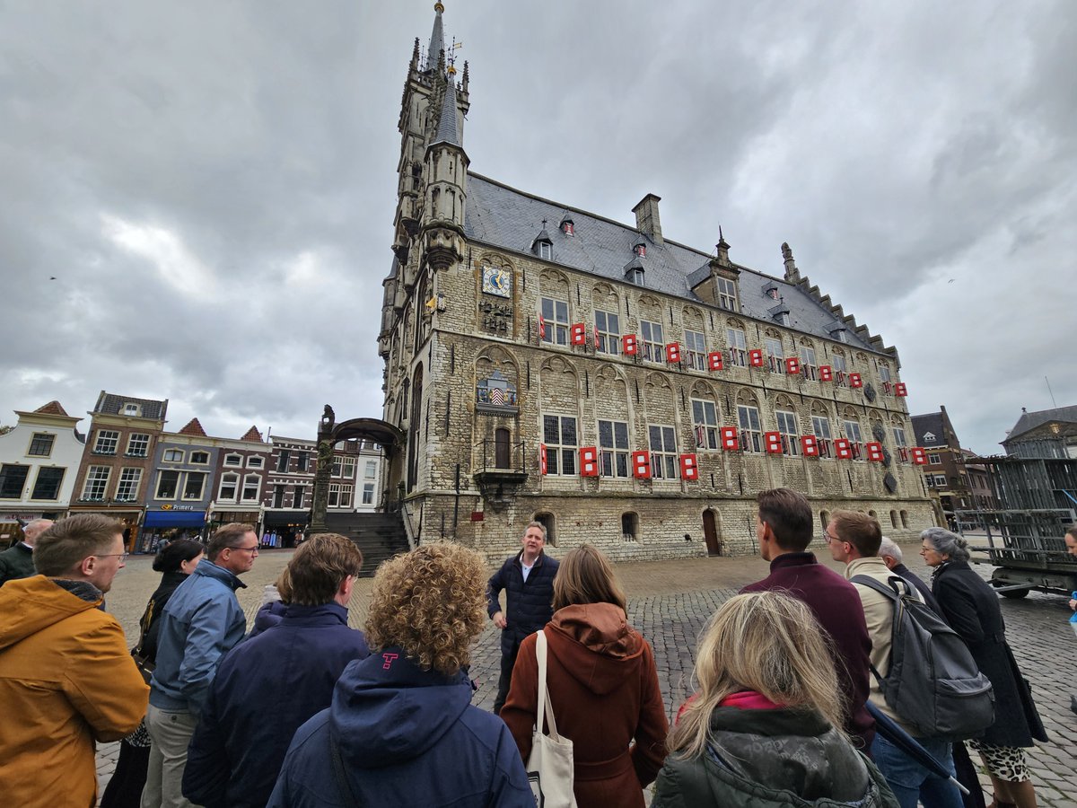 SGP_Next's tweet photo. Daarna een stadstour onder leiding van de bevlogen Goudse burgemeester Pieter Verhoeve. 2/3 https://t.co/6YyDPZo20Z