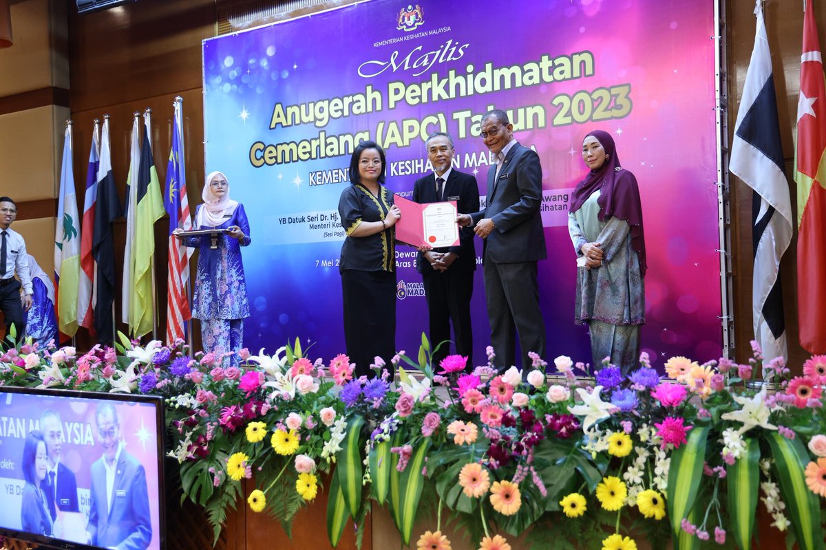 YB Datuk Seri Dr Dzulkefly Ahmad, Menteri Kesihatan telah menyampaikan anugerah sempena Majlis Anugerah Perkhidmatan Cemerlang (APC) Tahun 2023 (Sesi Pagi) di Ibu Pejabat Kementerian Kesihatan Malaysia (KKM), hari ini. Seramai 754 warga Kementerian penerima APC tahun 2023…