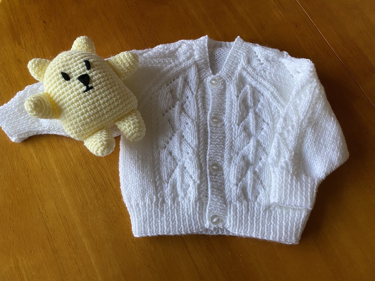 Keep baby nice and warm with this pretty handknitted cardigan😊 Made to order in your own colour choice. Sizes 16”-22”. bitzas.etsy.com/listing/605041… #UKCraft #firsttmaster #UKMakers #MHHSBD
