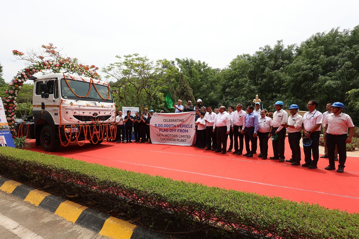 Tata Motors announced a significant milestone of its 9,00,000th vehicle rollout from its Lucknow facility. Read more: lnkd.in/dva-avn8 #construction #infrastructure #constructionmagazine #vehicle #transportation #logistics #trucks #bus #manufacturing @RamamurthyTM