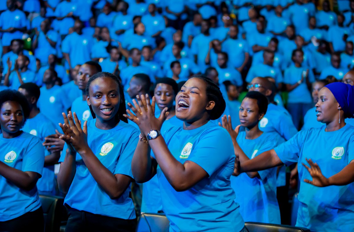 Uyu munsi, urubyiruko rurenga 7.500 ruteraniye muri BK Arena, mu ihuriro ry’urubyiruko rw'abakorerabushake. Kuva mu 2013, abarenga miliyoni 1,7 bagize uruhare rukomeye mu bikorwa biteza imbere Igihugu. Intero ni iyi: 'Dukomere ku murage wacu' #DecadeOfImpact @harerimana_tito