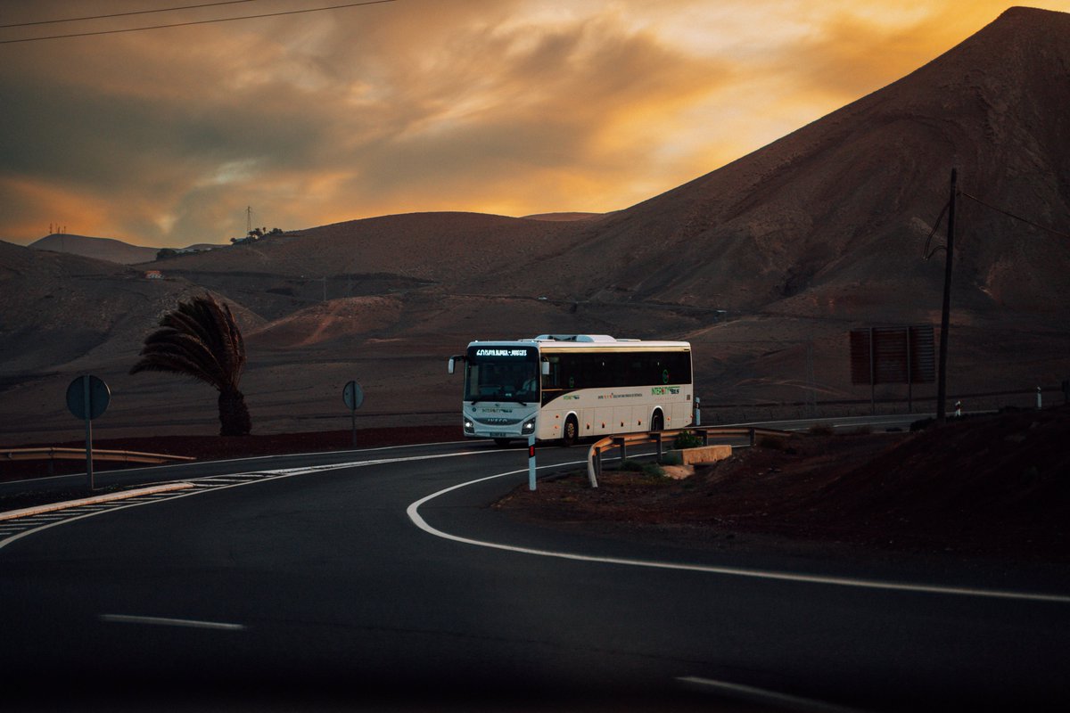 🌄🚍Siempre adelante en nuestro destino recorriendo los paisajes más impresionantes de Lanzarote, para adentrarnos en cada carretera como una experiencia visual inolvidable.

#Yovoyenguagua #Guagüismo #DescubreLanzarote #MuéveteenGuagua #Lanzarote #LanzaroteenGuagua