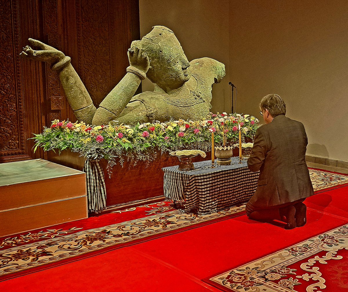 A blessing ceremony was held at the National Museum of Cambodia to mark the departure for France of the large bronze statue of the Reclining Vishnu. H.E. Dr. Phoeurng Sackona, Minister of Culture, and Mr. Fabrice Etienne, Chargé d’Affaires for the 🇫🇷 Embassy were present.