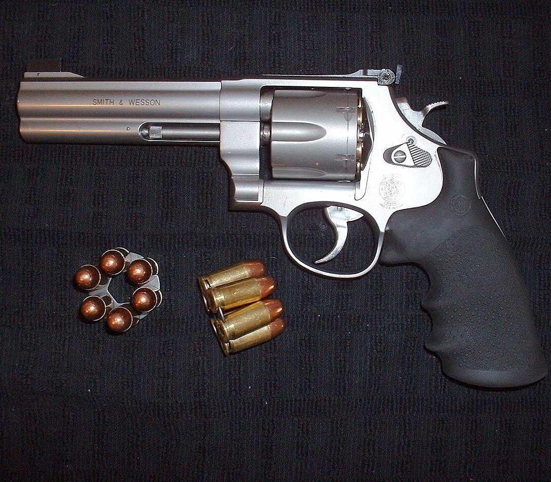 🇺🇸 S&W Model 625
◇ .45 (ACP, Auto Rim, GAP & Colt)

The Model 625 is an improved stainless steel version Smith & Wesson Model 22 and a direct descendant of the Smith & Wesson M1917 revolver first issued during World War I.
Production started in 1989.
