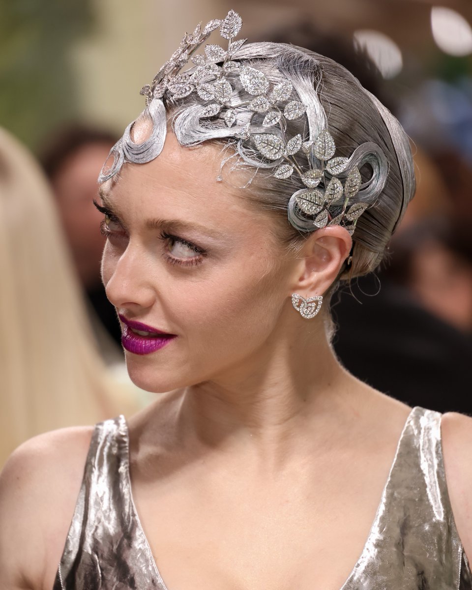 American actress and model #AmandaSeyfried attended the #MET2024, appearing on the red carpet wearing #Chaumet creations, at the Metropolitan Museum of Art in New York. For the occasion, Amanda Seyfried chose to wear the Mélodie Nacrée tiara, Joséphine Duo Eternel earrings,