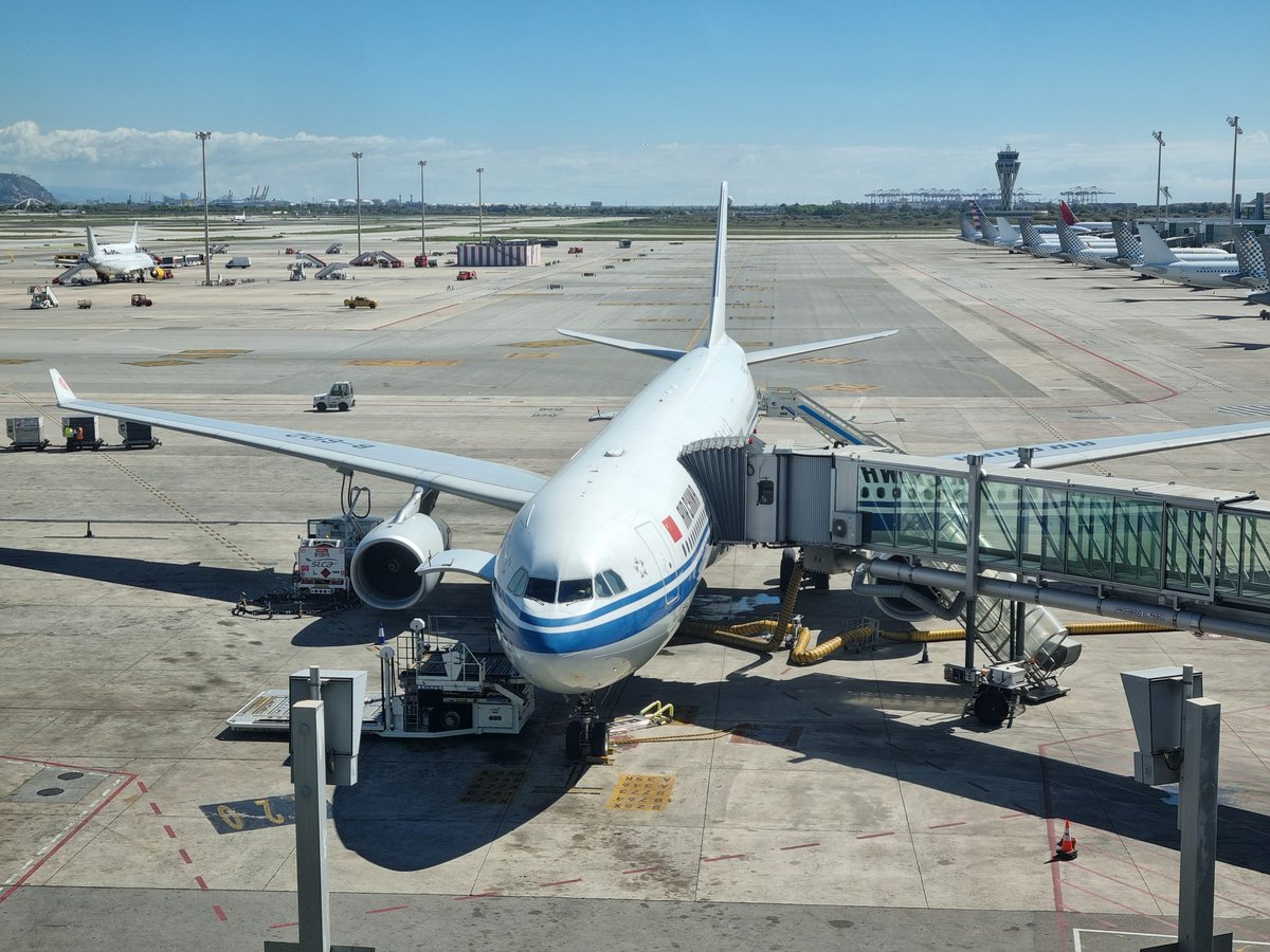 ✈️ Hoy volamos por primera vez con Air China en su ruta a Pekín. La aerolínea conecta diariamente Barcelona con la capital de China con sus Airbus A330-300. Esperamos que más pronto que tarde la aerolínea anuncie la reanudación de su ruta a Shanghái, cancelada por el Covid19.