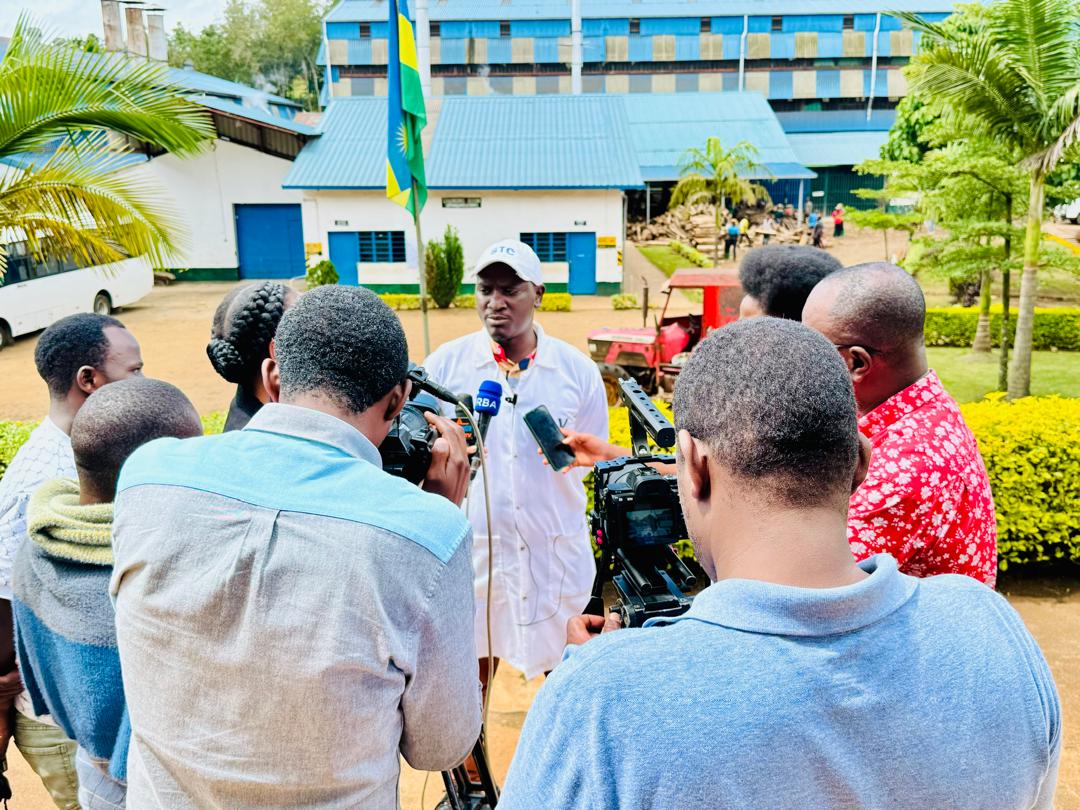 rwandastandards's tweet photo. UYU MUNSI, ubukangurambaga ku guteza imbere uburinganire mu mikorere y'ibigo by'abikorera n'amabwiriza y'ubuziranenge birebana bukomereje muri @RusiziDistrict ku ruganda rw'icyayi rwa Shagasha.
#RwOT @NadineGatsinzi @MurenziRaymond @kemnique @UNDP_Rwanda @TradePortalRw https://t.co/2QFXPMzQZC