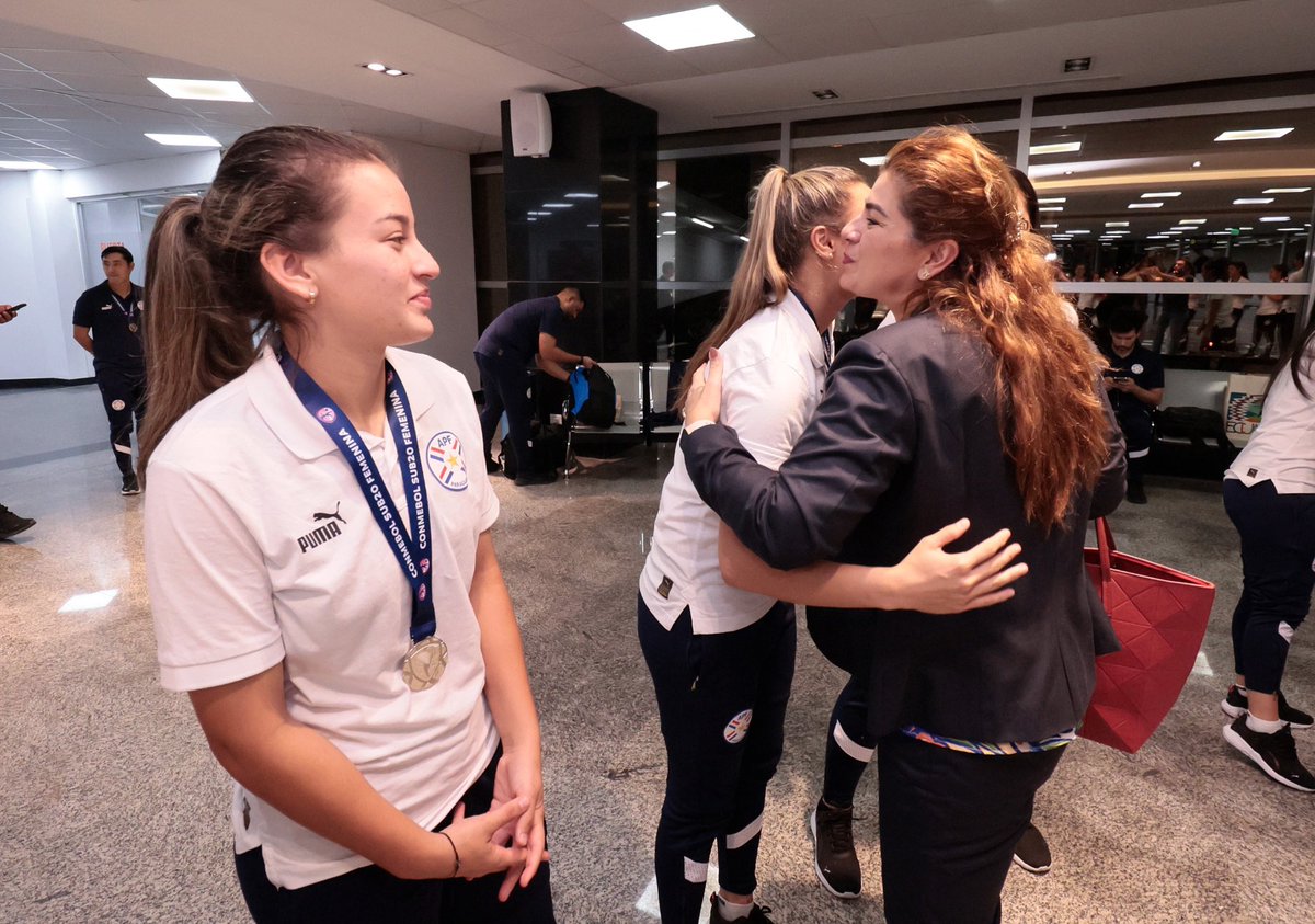 ¡Bienvenidas, 𝙢𝙪𝙣𝙙𝙞𝙖𝙡𝙞𝙨𝙩𝙖𝙨 🇵🇾🏆! 📷 La #AlbirrojaFEMSub20 arribó al Aeropuerto Internacional 'Silvio Pettirossi' tras la obtención de la clasificación a la Copa Mundial Sub-20 Femenina de la FIFA. ¡Colombia las espera, guerreras! 💪 #VamosParaguay 🇵🇾