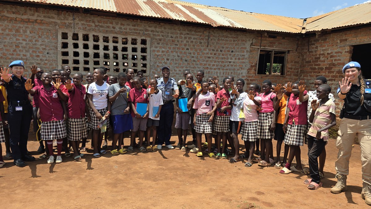 #PeaceBegins with a little inspiration! That’s what our #UNMISS @UNPOL officers focused on while speaking to 33 young students in Yambio, #SouthSudan🇸🇸, about why it’s vital to ✅Finish school ✅Report crimes to local police ✅Prevent violence against women & girls 👏🏾 #A4P