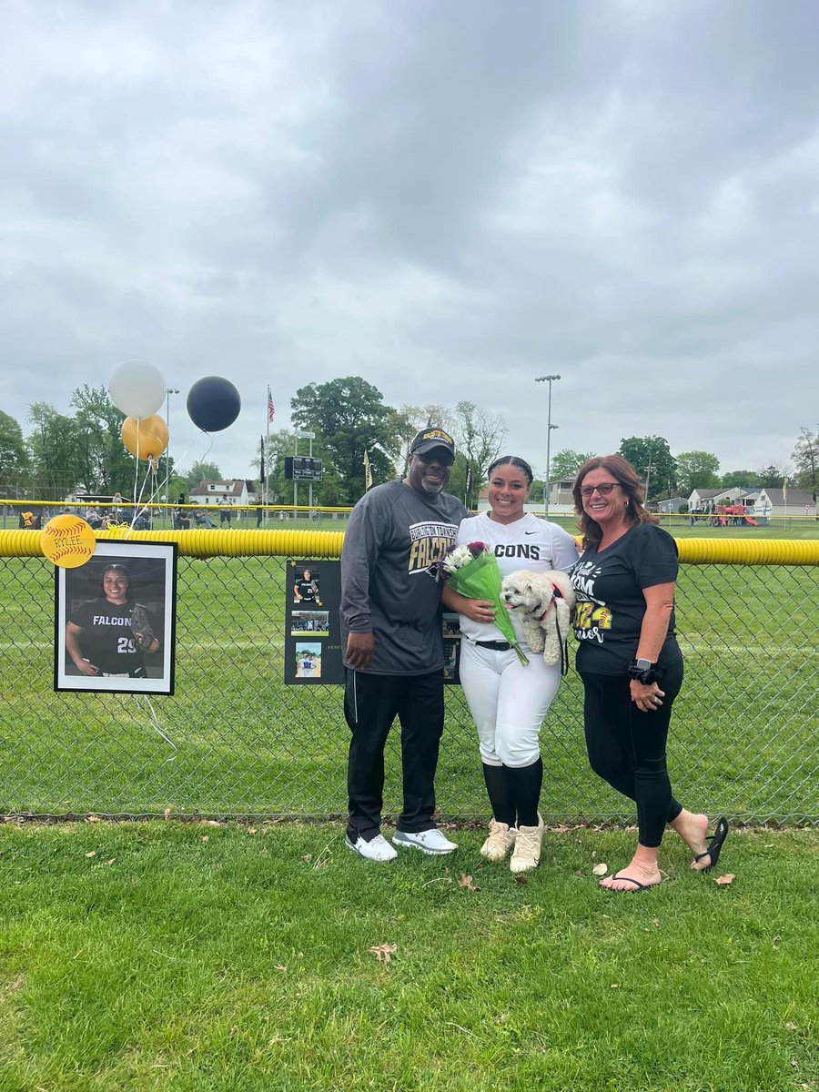 What a great senior night for our Rylee! She threw her 300th strikeout & The “prom-posal” was 🔥. Congratulations on a terrific season & a wonderful high school career! Up next #Bowie2028