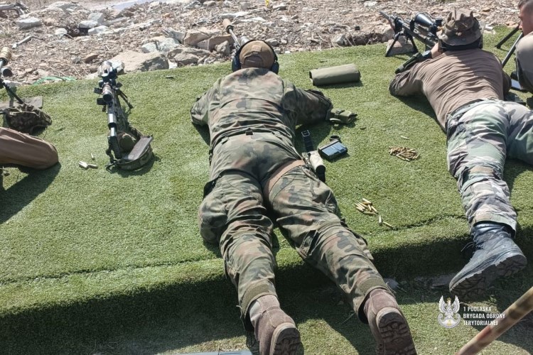 WCR_Bialystok's tweet image. ✅️Podlascy #Terytorialsi na międzynarodowych
zawodach snajperów‼️

✅️ W parach➡️ #snajper  - #obserwator kluczową rolę odgrywała komunikacja, która w połączeniu ze zgraniem zawodników i celnym strzelaniem gwarantowała osiąganie bardzo dobrych wyników.💪🤝

#ZostańŻołnierzem