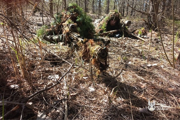 WCR_Bialystok's tweet image. ✅️Podlascy #Terytorialsi na międzynarodowych
zawodach snajperów‼️

✅️ W parach➡️ #snajper  - #obserwator kluczową rolę odgrywała komunikacja, która w połączeniu ze zgraniem zawodników i celnym strzelaniem gwarantowała osiąganie bardzo dobrych wyników.💪🤝

#ZostańŻołnierzem