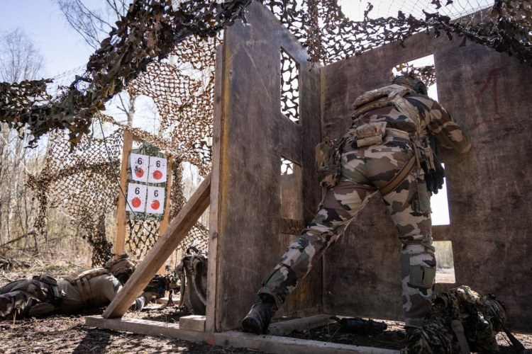 WCR_Bialystok's tweet image. ✅️Podlascy #Terytorialsi na międzynarodowych
zawodach snajperów‼️

✅️ W parach➡️ #snajper  - #obserwator kluczową rolę odgrywała komunikacja, która w połączeniu ze zgraniem zawodników i celnym strzelaniem gwarantowała osiąganie bardzo dobrych wyników.💪🤝

#ZostańŻołnierzem