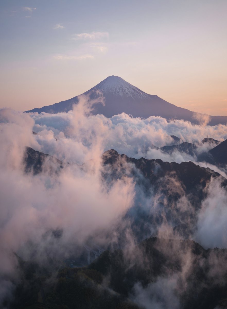 初夏の富士山と朝焼けに沸き立つ雲海