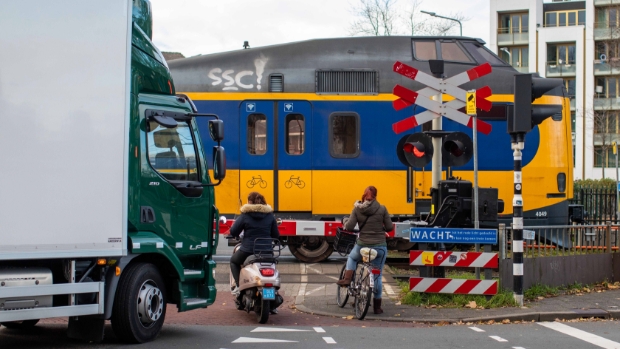 Kleine Spoorbomen vanaf 2 december dicht; de eerste paar maanden ook voor fietsers en voetgangers -  hilversumsnieuws.nl/l/337112