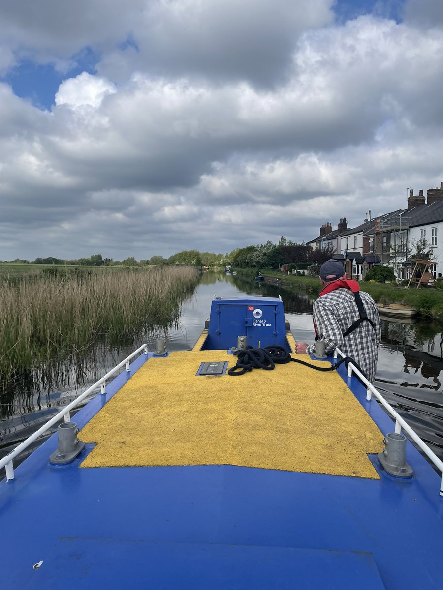 Nice day for a boat move. @CRTNorthWest @CRTvolunteers #volunteerbywater