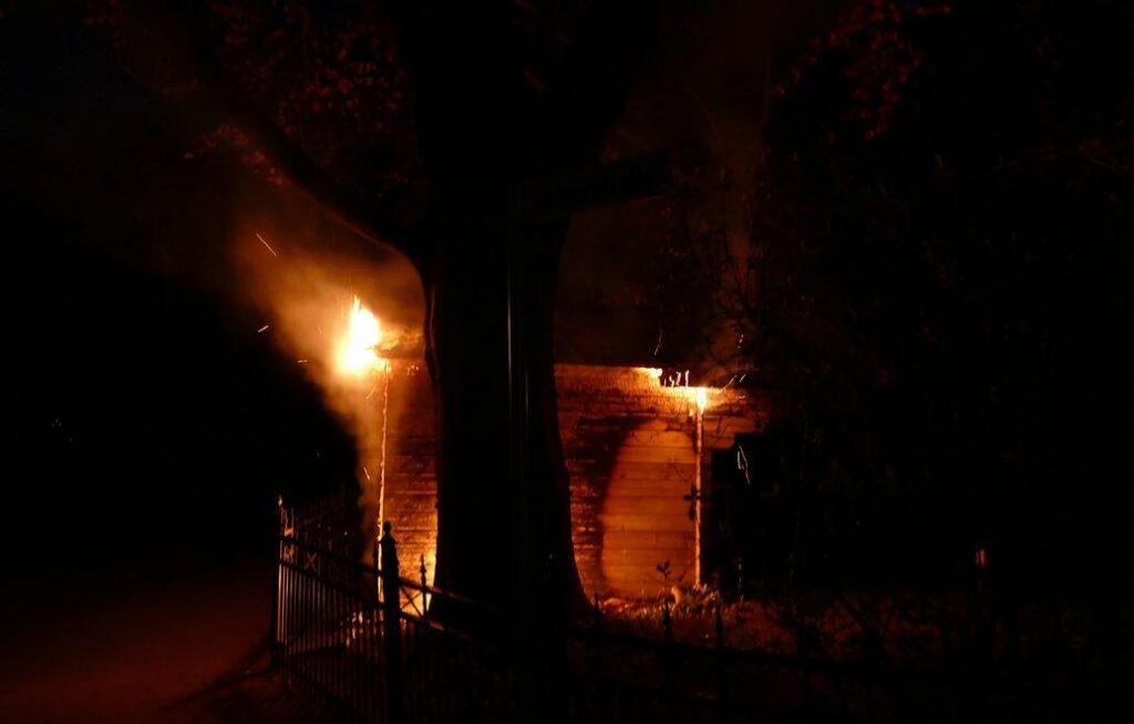 Südheise (Allemagne) : attaque incendiaire contre le patron de l’industrie de guerre sansnom.noblogs.org/archives/21390 [La nuit de dimanche à lundi 29 avril, vers 4h du matin, la cabane en bois de Armin Papperger a été incendiée dans sa ...