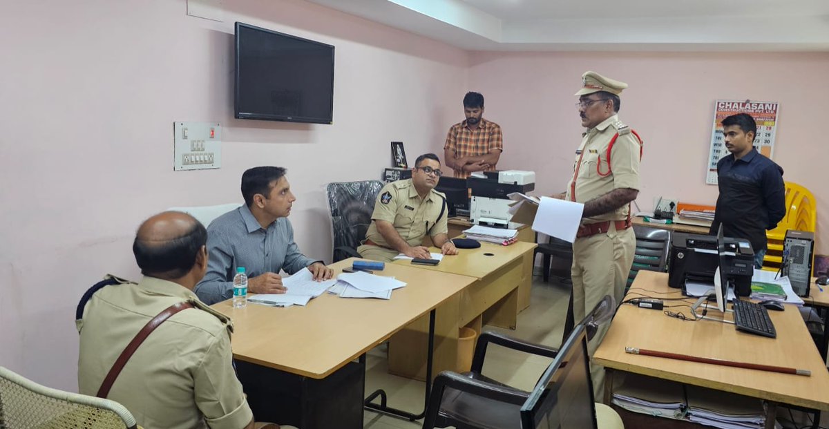 VjaCityPolice's tweet photo. సాధారణ ఎన్నికల నేపథ్యంలో పోలీస్ ఎలక్షన్ సెల్ పరిశీలించిన ఎన్.టి.ఆర్.జిల్లా ఎన్నికల పోలీస్ అబ్జర్వర్ శ్రీ ప్రీతింధర్ సింగ్ ఐ.పి.ఎస్.గారు
#electionobserver #ipsofficer #ElectionCell #PolicePersonnel #NTRDistrict #vijayawadacity #AndhraPradeshStatePolice @APPOLICE100 @DEO_NTR https://t.co/omONhABgEu