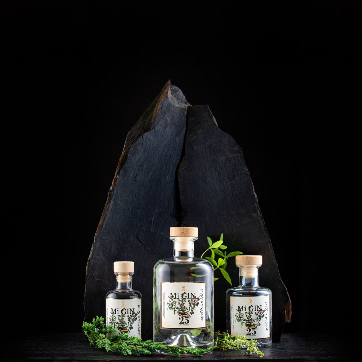 In unserem Fotostudio habe ich die Schönheit von drei Glasflaschen mit einem exquisiten Gin (MiGin der @
michaelisapothekehof ) eingefangen. 
#Glasflaschenfotografie #Getränkefotografie #Produktwerbung #Professionell #Werbekampagne #Gin #Fotostudio #Qualität #Eleganz