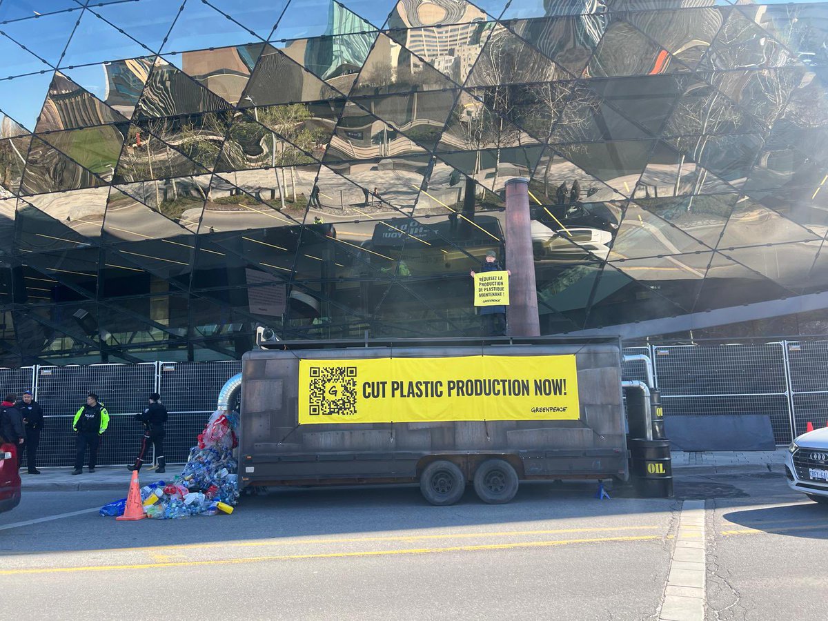 CUT PLASTIC PRODUCTION NOW! ✂️🏭🛢️ Call to cut plastic production in full view as country delegates start Day 3 of the negotiations for the Global #PlasticsTreaty The message is clear. People want a strong and effective treaty. #breakfreefromplastic #INC4 📷@Greenpeace