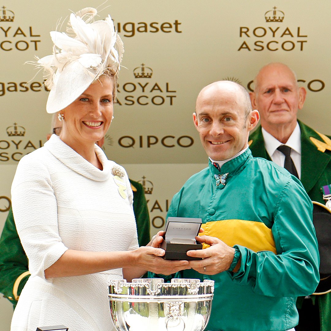 The grand curtain descends on the illustrious career of Monsieur Olivier Peslier today, as he dismounts from the saddle one final time. He rode 16 Royal Ascot winners throughout the years, including the mighty Dartmouth for Queen Elizabeth II. What a ride. 👏