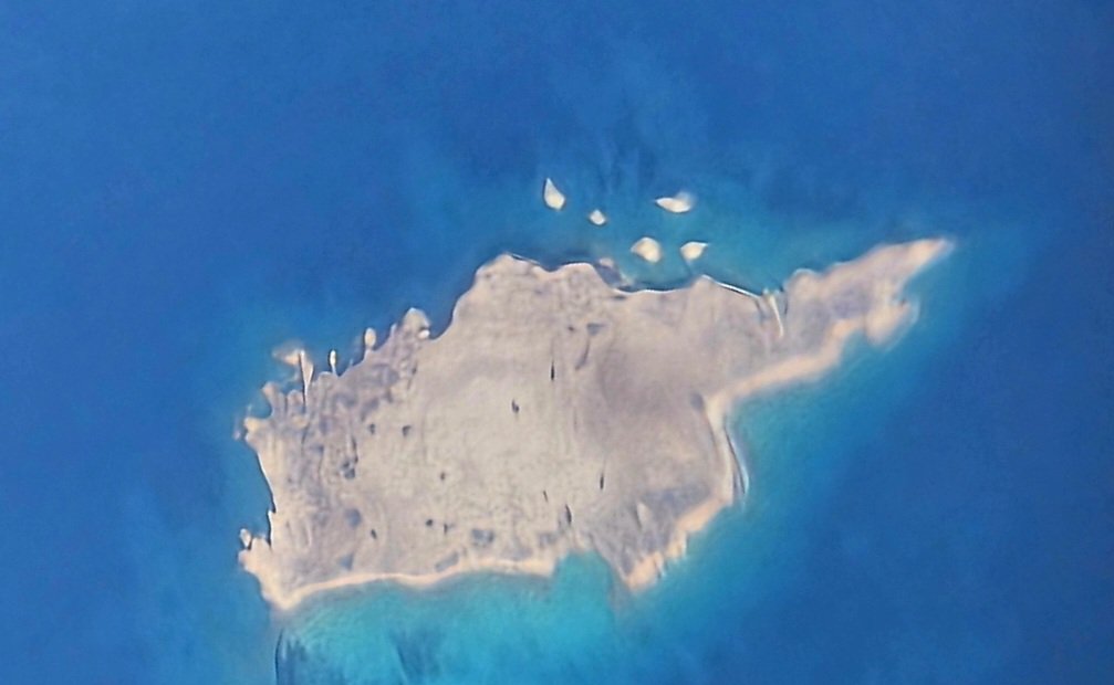 Недалеко от греческого Ios есть микро-островок, похожий на Кипр. Из самолёта он выглядит так, как будто смотришь на Кипр с орбиты мкс.