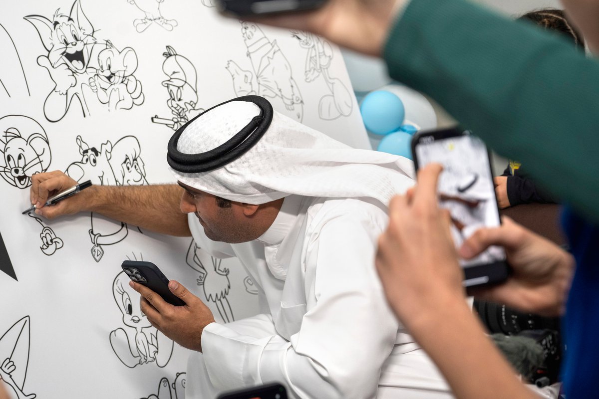 الفنانان الملهمان abdullalutfi@ و _asmabaker@ في ورشة العمل الفنية الخاصة بنا بتاريخ 23 أبريل في مركز دبي للتوحد dubaiautismcenter@ وكما قال abdullalutfi@: كن على طبيعتك تكن سعيداً💙 #SHEINcares #poweredbylove