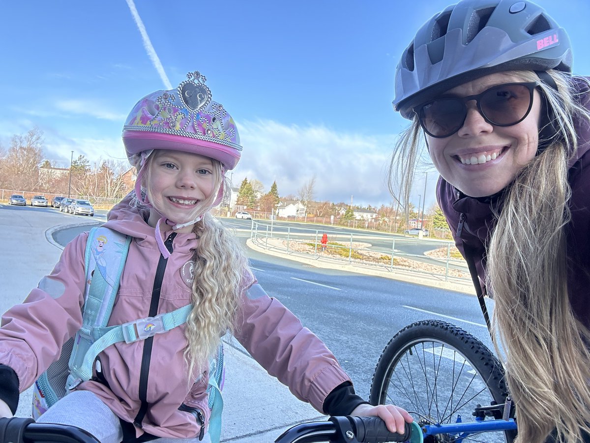 Pretty proud about riding her own bike to school for the first time! <a href="/AdmiralsAcad_NL/">Admiral’s Academy Navigators 🏳️‍🌈</a>