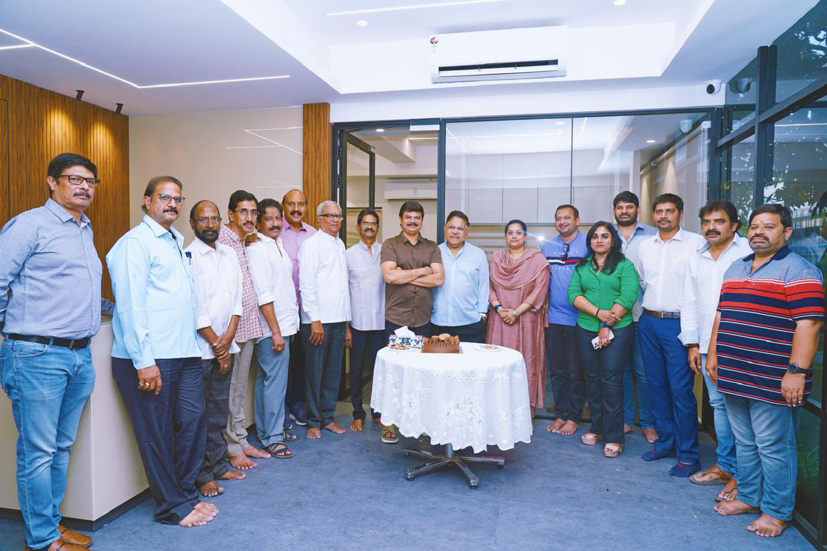 Ace Producer #AlluAravind garu and @GeethaArts team celebrated the birthday of Massive Blockbuster Director #BoyapatiSrinu garu🥳✨ #HBDBoyapatiSrinu #HappyBirthdayBoyapatiSrinu