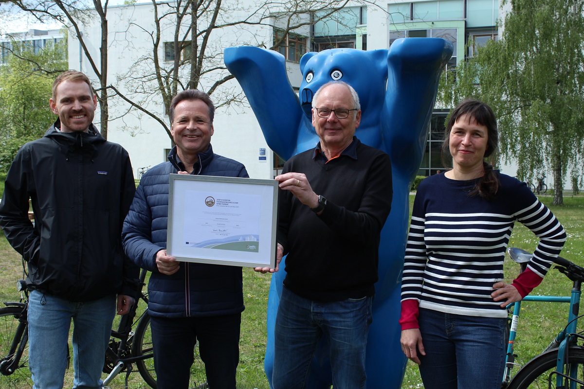 Zertifikat in #Gold: Campus Berlin-Buch @MDC_Berlin @LeibnizFMP als Fahrradfreundlicher Arbeitgeber ausgezeichnet. Mit neuer Infrastruktur & vielfältigen Aktionen wird nachhaltige, gesunde Mobilität gefördert campusberlinbuch.de/de/news/9e547e… @ffAProgramHead #FahrradfreundlicherArbeitgeber