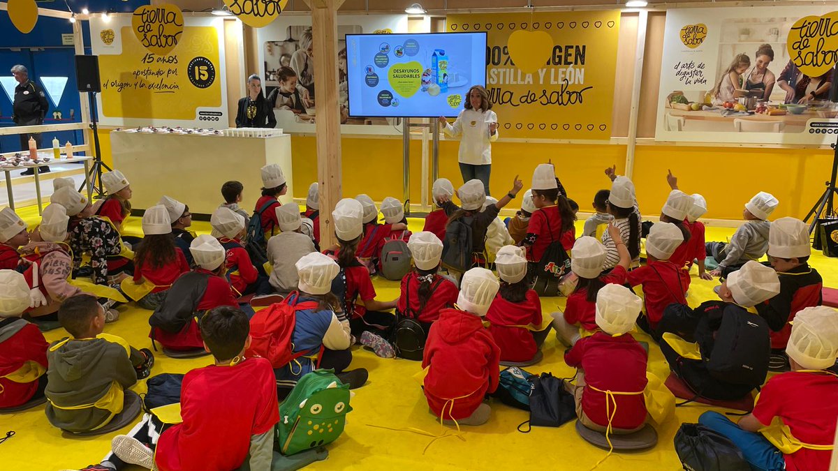Los chicos y chicas de 3° han ido hoy al Salón Gourmet para aprender acerca de la comida saludable y cómo obtener diferentes alimentos como la miel y el queso.