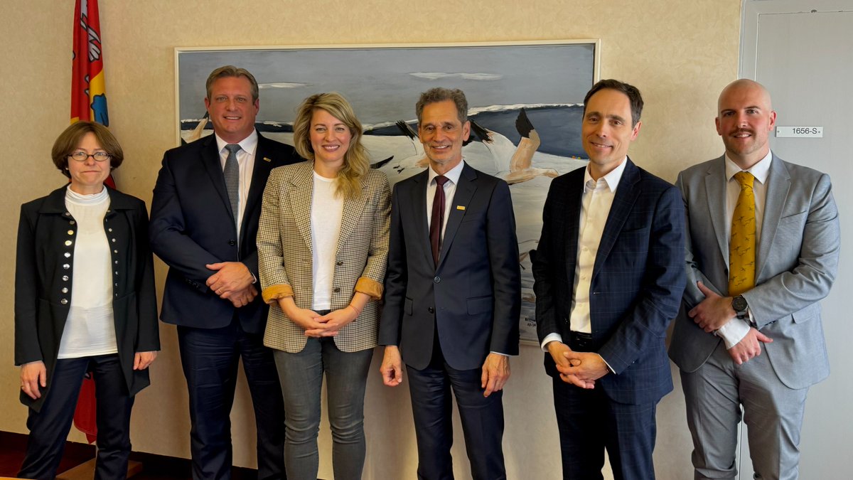 Rencontre fort stimulante avec @melaniejoly d'@AMC_corporatif à @universitelaval. En compagnie de certains de nos plus grands experts de l'Arctique dont Kristin Bartenstein de @ESEIulaval et Martin Fortier.