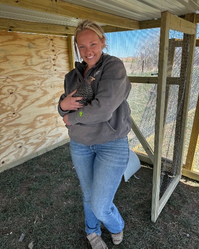 Showing some love to these happy chickens! 🐓 They're absolutely thriving in their new digs! #Nebraska #Midwest #Chickens #Farm #Ranch #FarmGirl #ChickenLife #FarmLife #WomenInAg #FarmersDaughter #BlondeBabe #ModelsOfAg #FarmMerch #AgPassion #FemaleFarmer #AgricultureLove #Farm