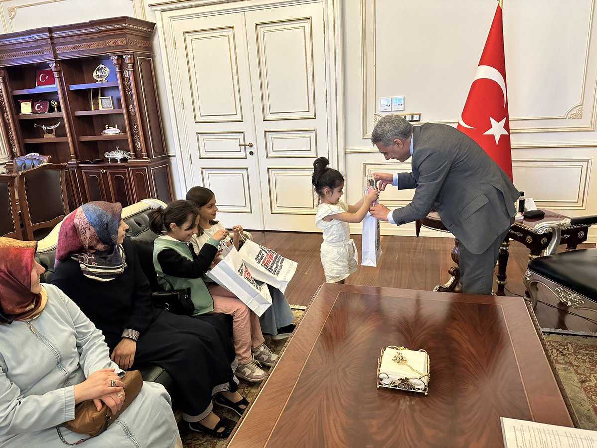 Yozgat Çölyak Hastaları Derneği Başkanı Kamil Koç ve Dernek Üyeleri, Valimiz Mehmet Ali Özkan'ı ziyaret etti.

Valimiz Özkan, Başkan Koç ve üyelerine nazik ziyaretlerinden dolayı teşekkür ederek çocuklarımıza çeşitli hediyeler verdi.