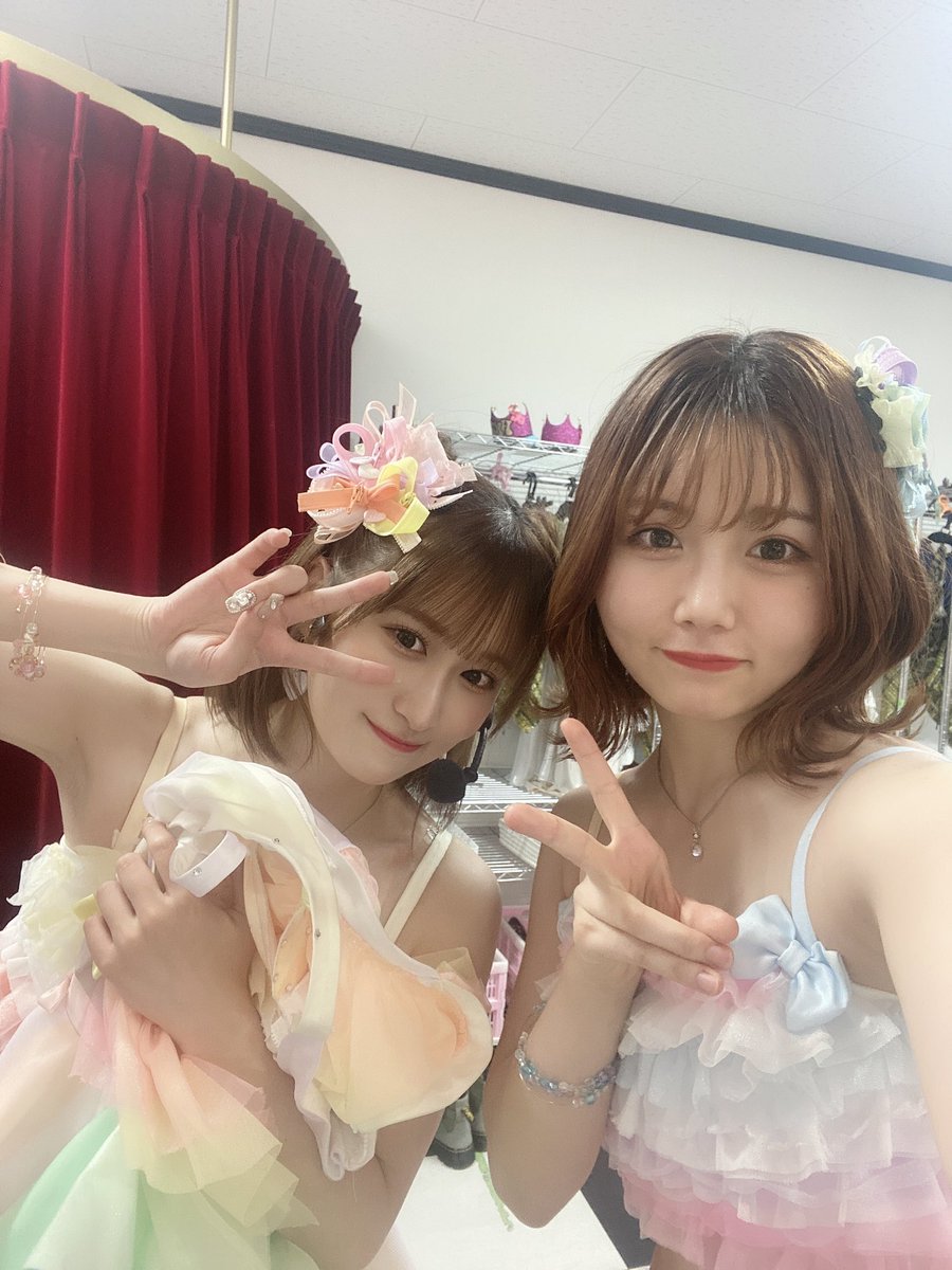 akiyoshi_hkt48's tweet photo. #UPUP ではアコギ、公演ではエレキ。
ギタープレイどうでしたか🎸

"ジッパー"は、まだなんかそわそわします。 https://t.co/4fySC0bblU