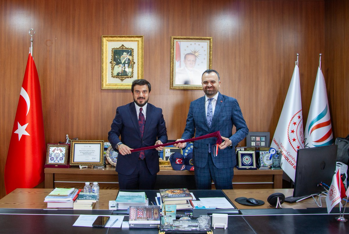 Adilcevaz Belediye Başkanı Av. Abdullah Akbaba, DAKA Genel Sekreteri Halil İbrahim Güray'ı ziyaret etti. Görüşmede devam eden projeler istişare edildi ve Adilcevaz'a özgü Adilcevaz Bastonu takdim edildi.