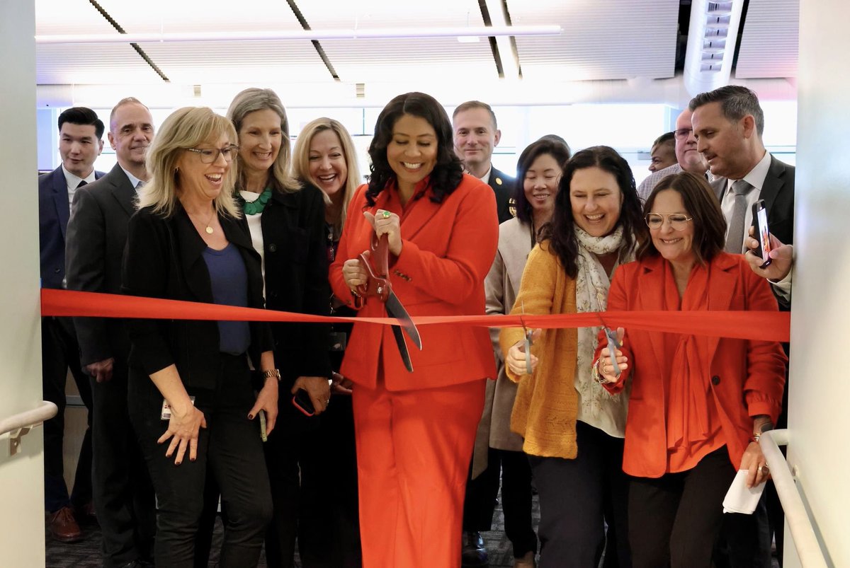 What a great day celebrating our ESER 2020 funded newly renovated 911 operations center! Many thanks to @LondonBreed for her support, @sfpublicworks for your great partnership and the incredible @SF_emergency team that flew the plane while building it. 911/365/7/24